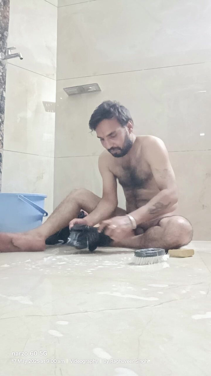 Rajasthani-old-lover: Indyjski tata bierze prysznic i masturbacja