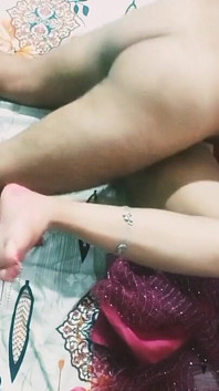 Kırmızı renkli sari içinde güzel Hintli yenge.