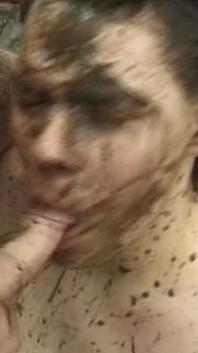 Madura morena milf é fodida com força na lama