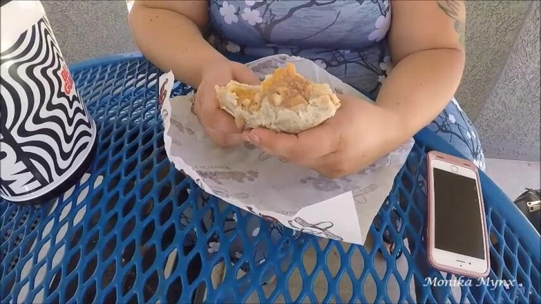 BBW Pleasures: Awek montel super saiz makan burrito besar di kolam