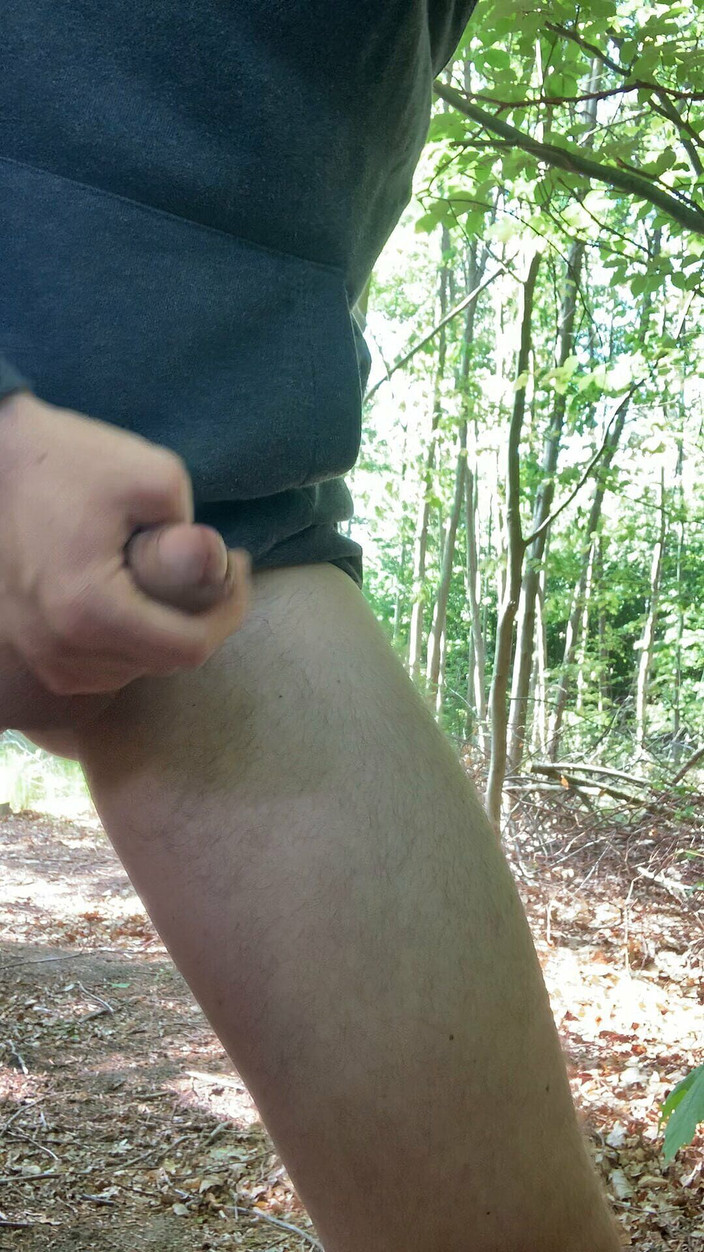 Apomit: Cowok berondng masturbasi dan muncrat di hutan