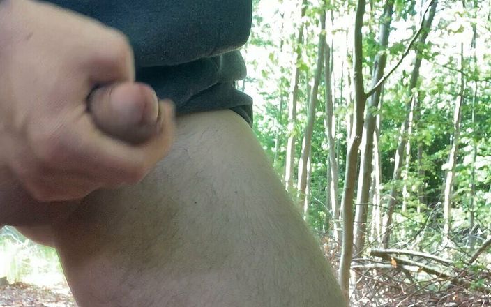 Apomit: Młody chłopak masturbuje się i spuści się w lesie