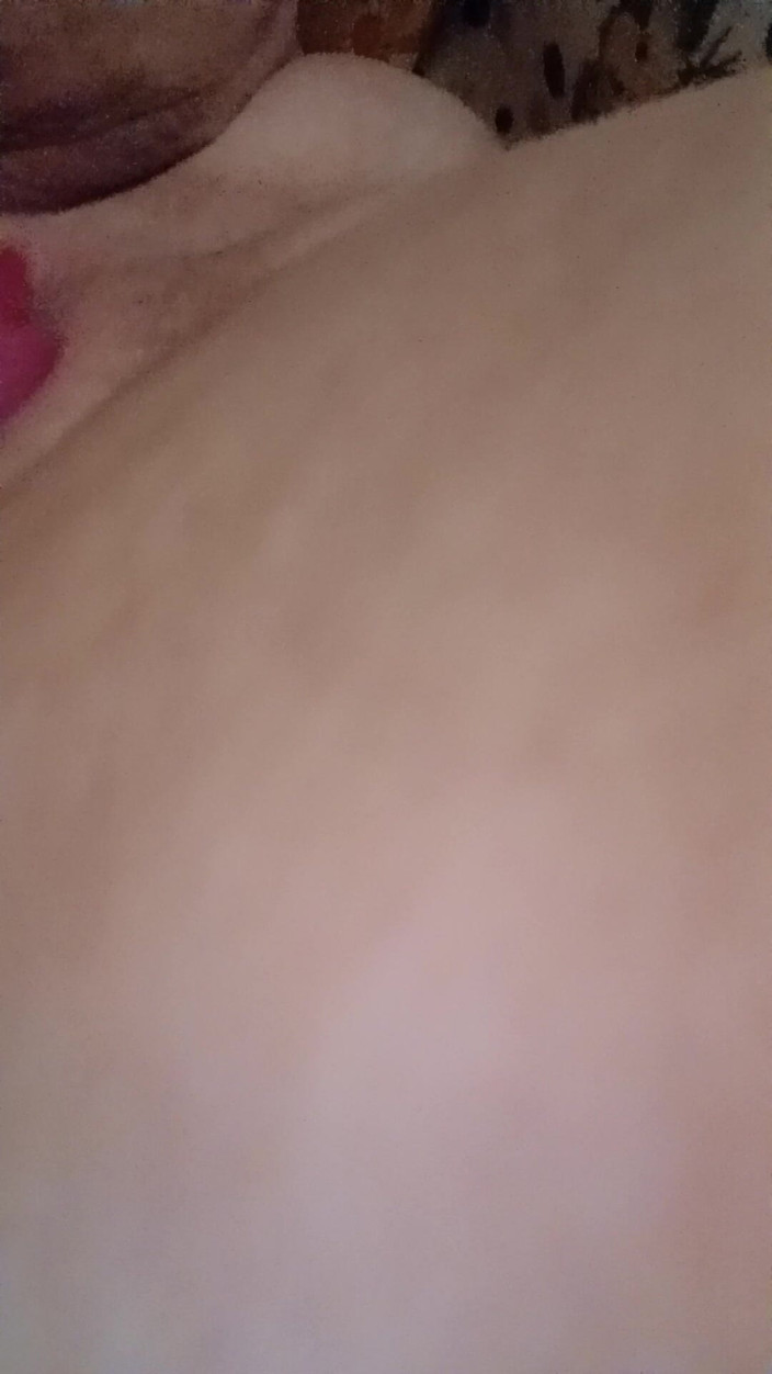 Dreammama: Belle salope joue avec sa chatte