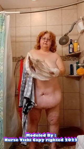 BBW nurse Vicki adventures with friends: Pis se exhibe