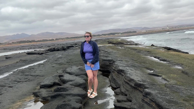 Emma Voyeur: 丰满女孩绝望地撒尿