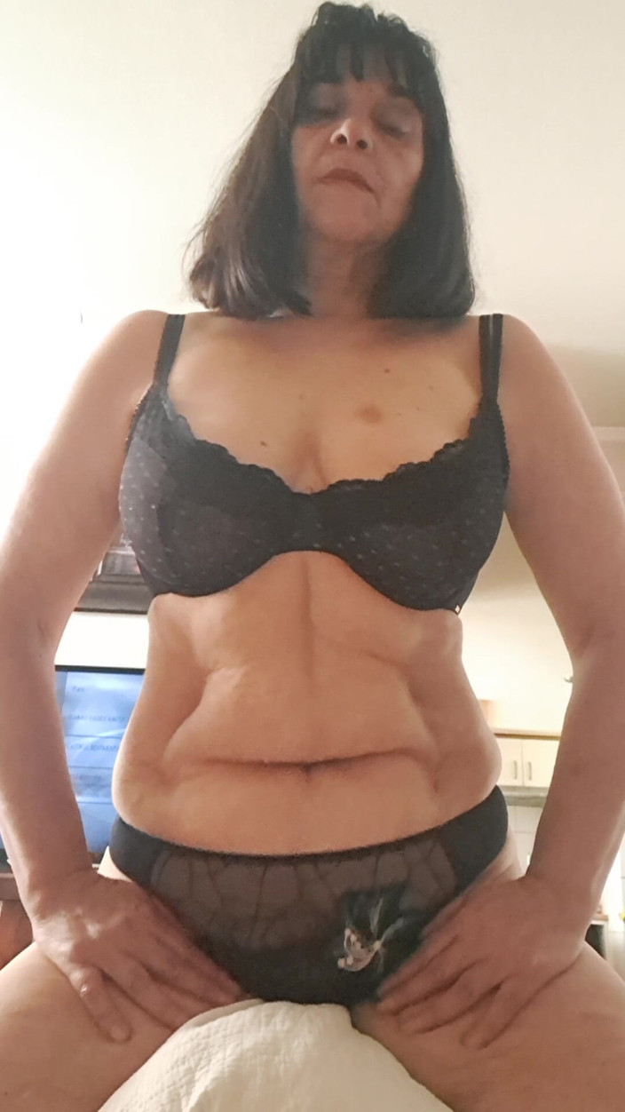 Mommy big hairy pussy: Мілфа, на четвереньках, чекає, щоб її відтрахали