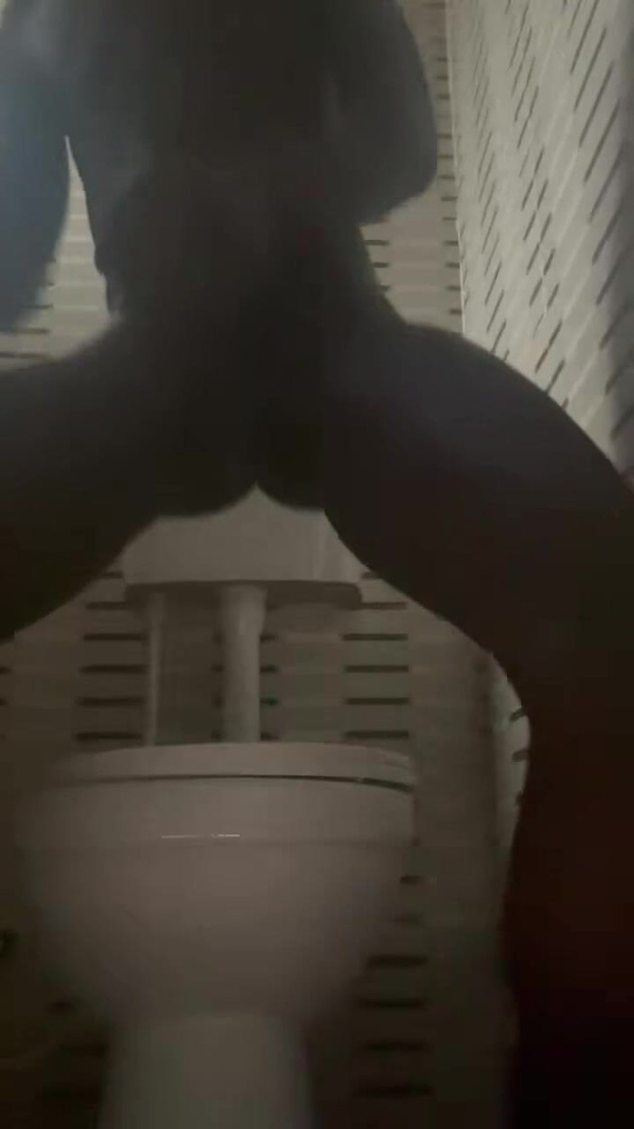 Dickofpolicy: Krátký na záchodě