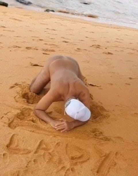 Ladysilvas: Naakte ladysilva op het strand pronkt met haar gebruinde hete...