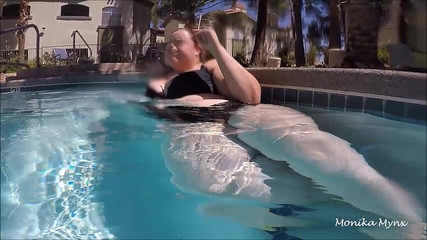 BBW Pleasures: 在泳池里抽烟