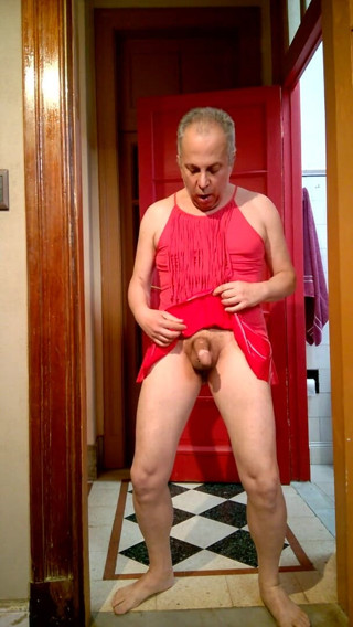 Dildo Man and Cross Hard Sex: Masturbacja kobiecymi ubraniami i piękną małą czerwoną spódnicą