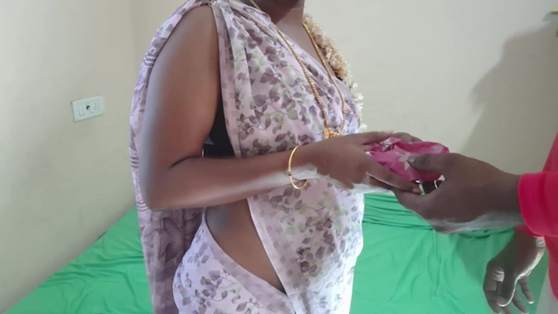 Delightrose: Паренек доставщик еды трахает индийскую тетушку дези тамильскую