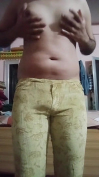 Indiana crossdresser gaurisissy pressionando e brincando com seus peitos grandes em camiseta jeans