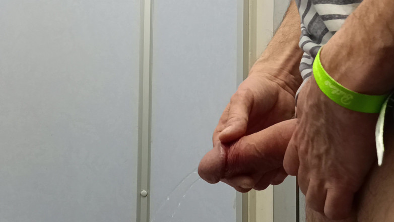 Rockardglans: Bagni pubblici pisciare, sega, sborrando da vicino indossando jeans - Rockard...