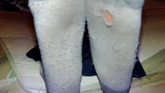 Au79: Piedi con calzini sporchi in movimento