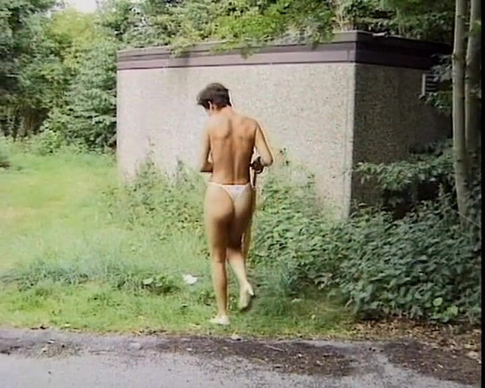 BB Video - Old School: Si rambut coklat Jerman melancap di luar rumah