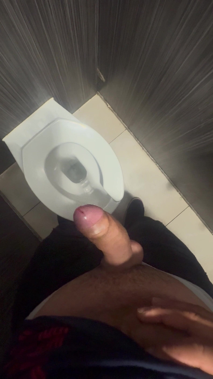 Hot dick in your ass: Veřejná toaleta, snažil jsem se svést kluky mým velkým ptákem