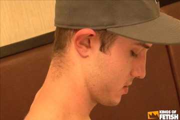 Gay Diaries: Şapkalı ibne götü tıraşlı dövmeli bir adamla prezervatifsiz sikişiyor