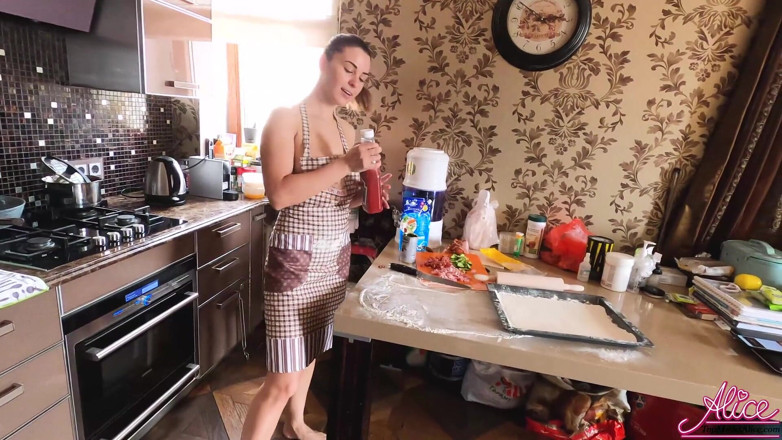 Alice KellyXXX: Het tjej visar perfekta bröst och röv under matlagningen