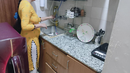 Saarabhabhi6: Encuentro a mi madrastra cachonda en la cocina - porno en...
