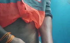 我在浴室里看到泰米尔阿姨后今天射精了