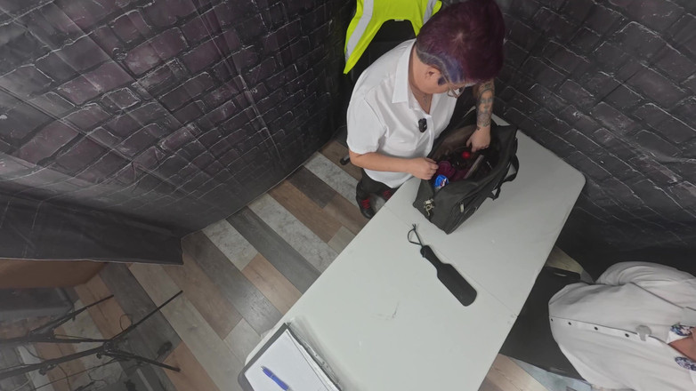 The Izars: Sargent Izar fouille un suspect dans une bulle de latex