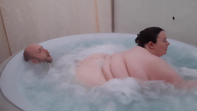 SSBBWLadyBrads: ホットタブでコックに乗るパート3