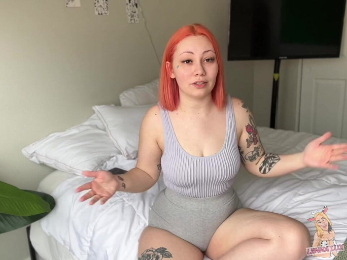 Lenna Lux: Zkouší sexy manželku s velkým černým pérem