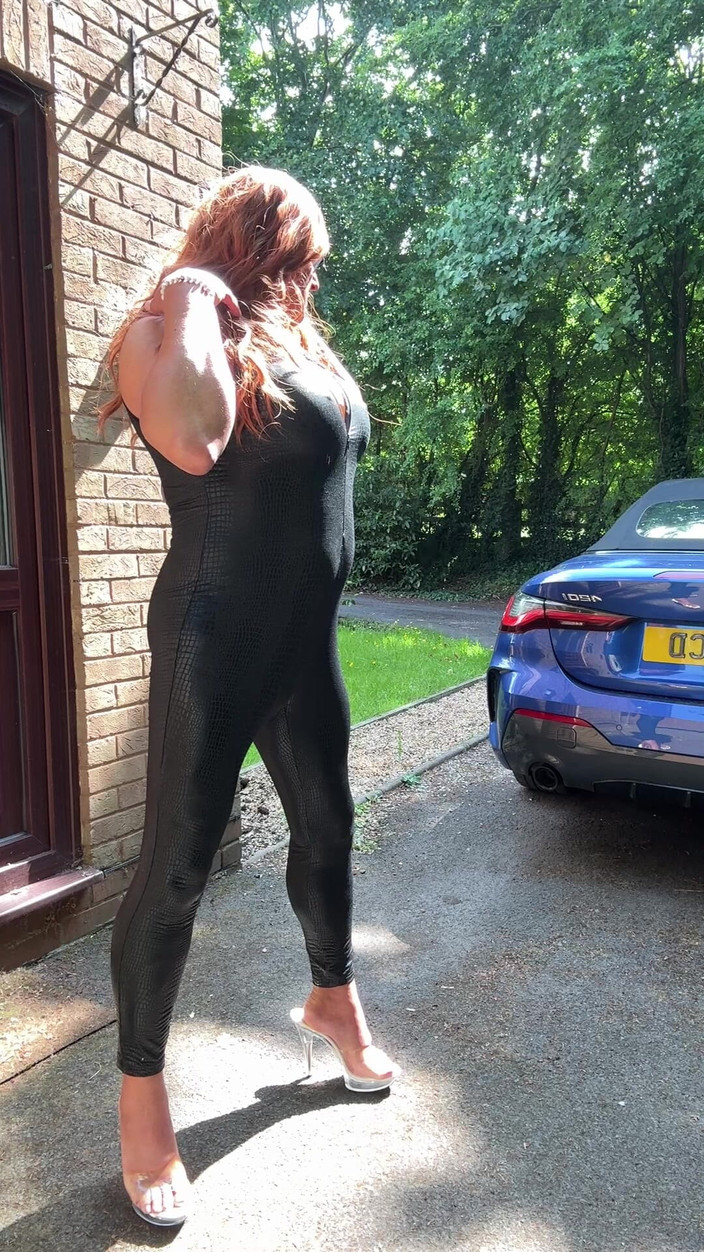 Kellycd2022: Sexy Crossdresser Kellycd2022 v černé pvc kombinéze a podpatcích