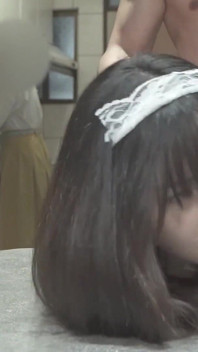 荡妇女仆提供更多服务，让主人内射她的阴户