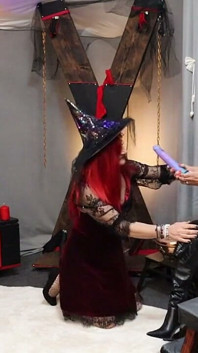 Sissy Dee Wird Zu Halloween Sehr Aufgeregt