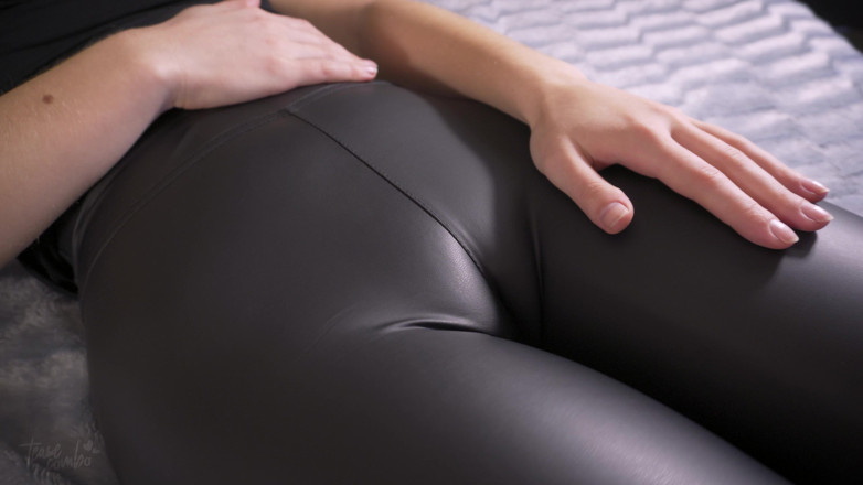 Teasecombo 4K: Leggings in pelle figa e zoccolo di cammello Asmr stuzzica