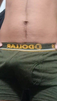 Homem bonito masturbando vestido de calcinha