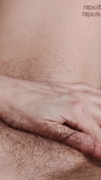 Orgasme wanita yang memuaskan dengan rintihan. Melancap dengan jari-jarinya pada kelentit