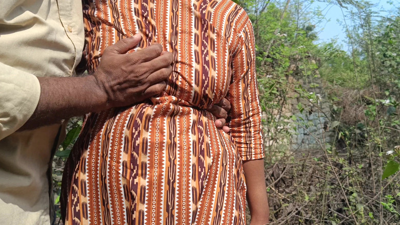 Pushpa studio: College par njuter av utomhusknull