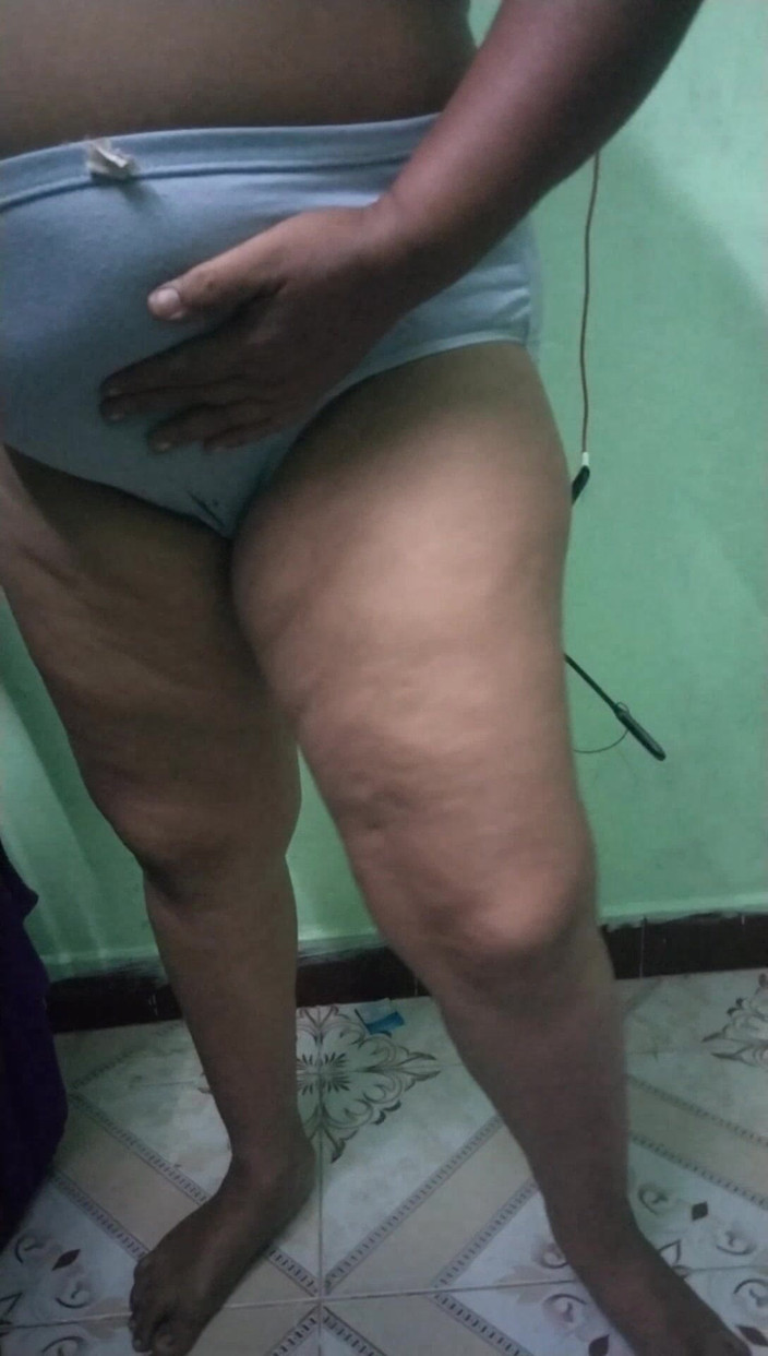 Tamil lesbian: Tre zia con dei vestiti caldi che indossano nella mia...