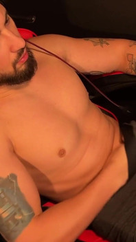 Punheta Sentado Na Cadeira Gamer Com Gozo Forte Filmado De Cima No Sigilo