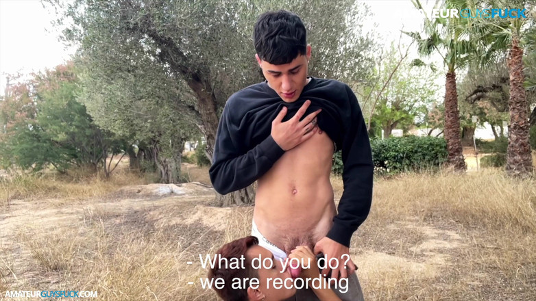 Amateur Guys Fuck: 友人と一緒に現場で楽しく過ごしています。捕まってしまうのか?