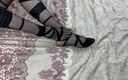 Gloria Gimson: Pernas longas de beleza em meias pretas em maravilhoso solo...