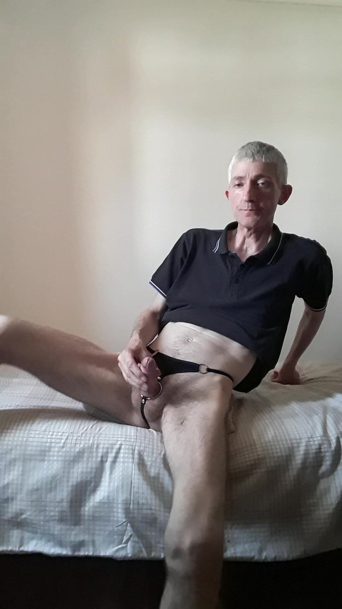 James Dirty Boy: Visar min röv medan jag onanerar.