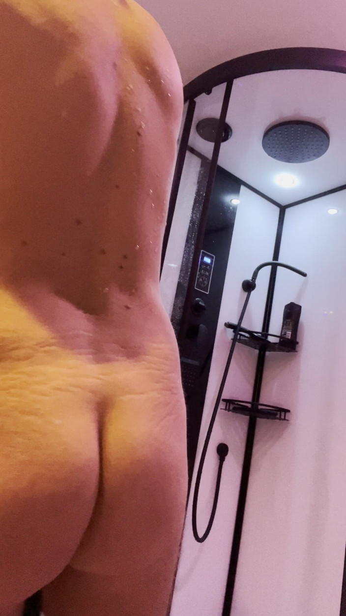 KinkyToyStory: Submisivní štěně s pásem cudnosti zvedá dálkově ovládaný anální kolík