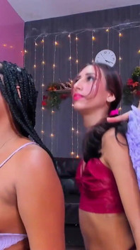 Spectacol excitat de 3 fete frumoase care oferă muie intensă celui mai bun prieten al său