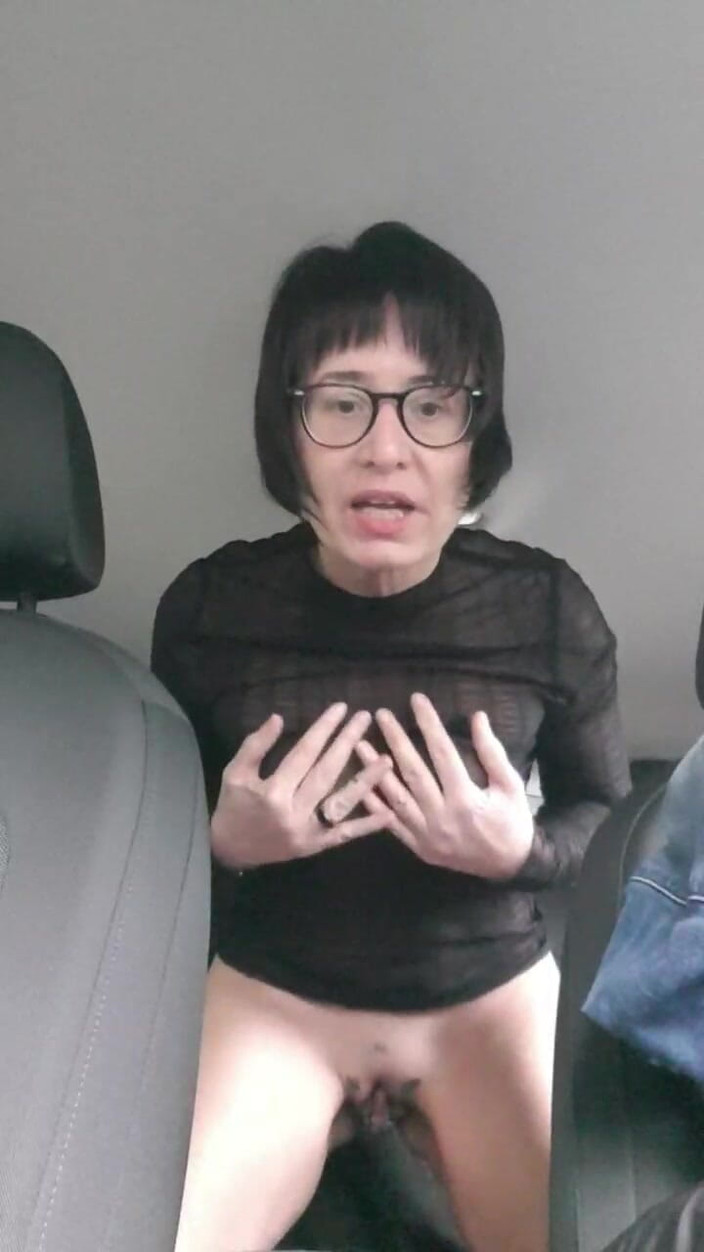 JulieEroticDress: MILF tryska na zewnątrz na publicznym parkingu