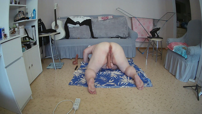 Zona901: Свекровь с большими сиськами и мясистой волосатой пиздой мастурбирует секс-игрушками