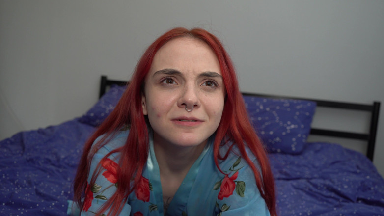 LoveHomePorn: Uimitoare roșcată se dezbracă și se joacă cu ea însăși