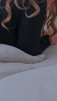 Curul mare al unei mame sexy nu se poate ascunde sub fustă
