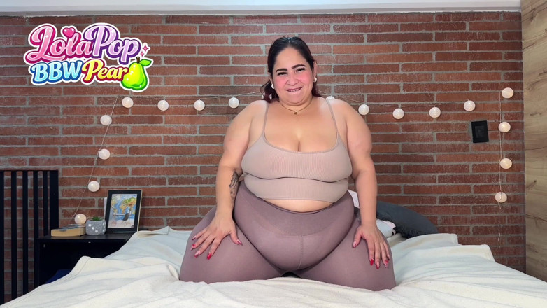 LolaPop BBW Pear: Masáž velkého břicha robustní ženy na posteli: objemné, vratké břicho a...