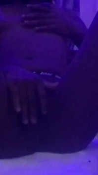 Гаряча мініатюрна browngurl234 торкається себе до задоволення