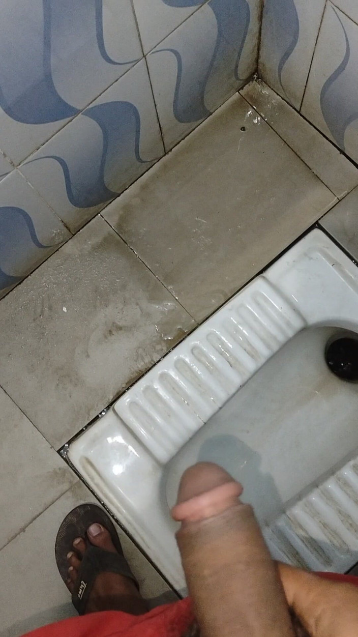 Adi T: Seorang lelaki seksi mengurut zakarnya dengan tangannya.