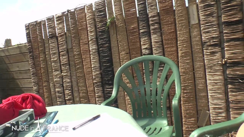 Nude in France: 細身のフランス系アラブのスラットが、フィッシュネットストッキングを履いた小さな胸を持ち、庭でしっかりリミングした後、乱れて精液まみれになる