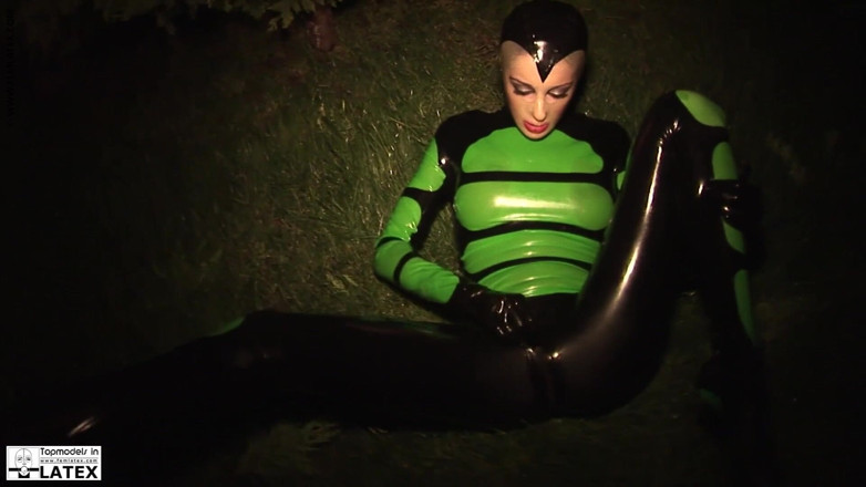 Fem Latex: Modella magra si masturba in tuta di lattice attillato